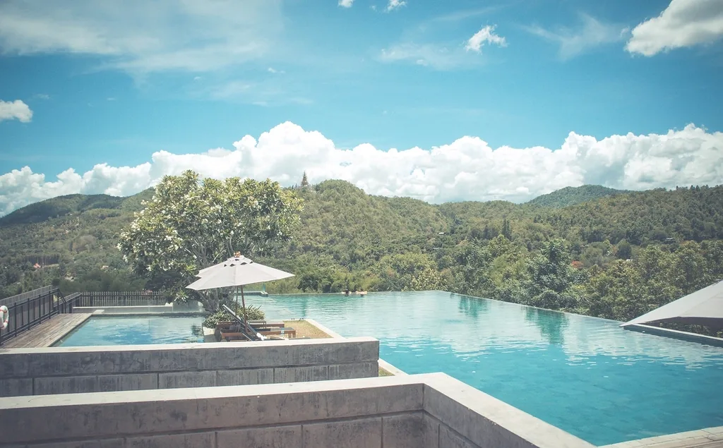 Casa de piedra con piscina, 2